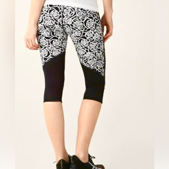 Lululemon Real Quick Posey Black/White Capri
Leggings, Great Preowned Condition - Picture 8 of 14